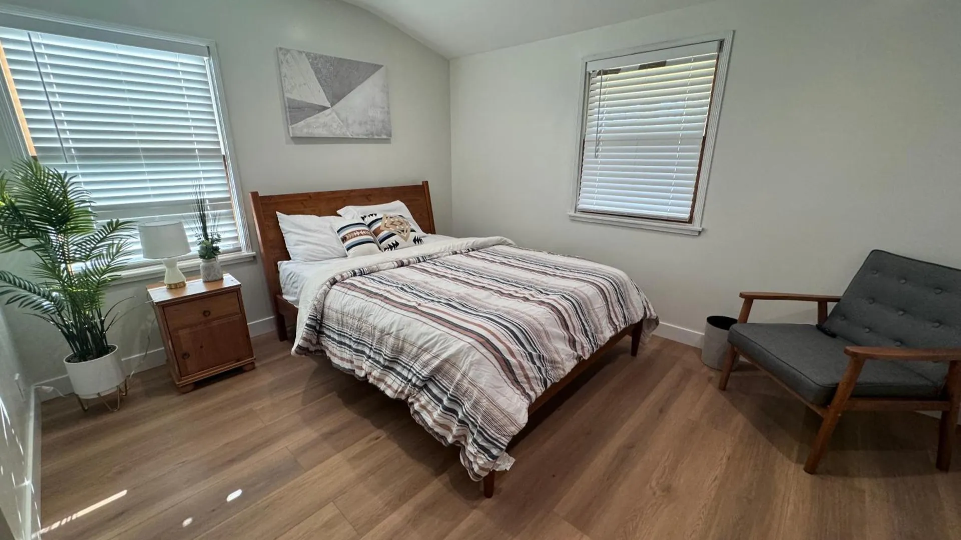 Modern Bedroom In Long Beach 1 Homestay