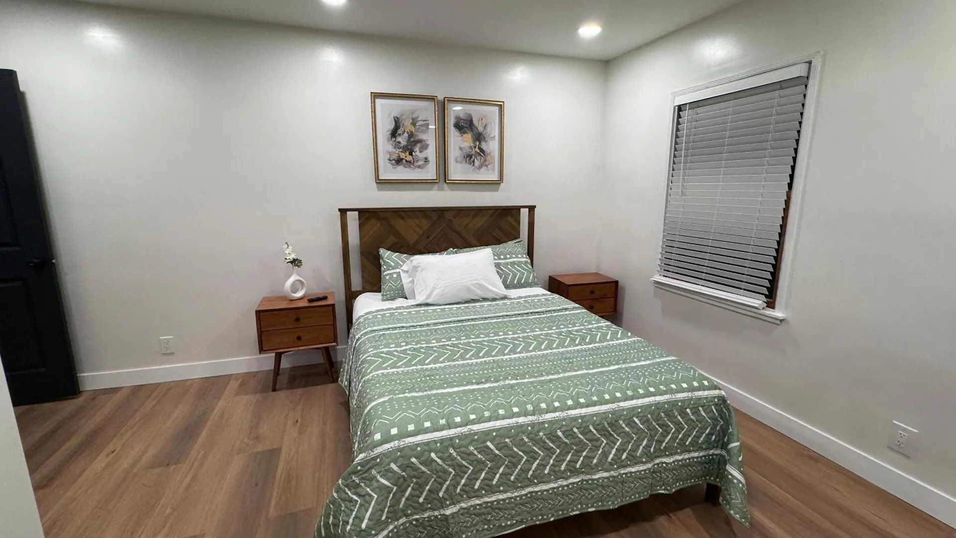 Modern Bedroom In Long Beach 1 0*,  United States